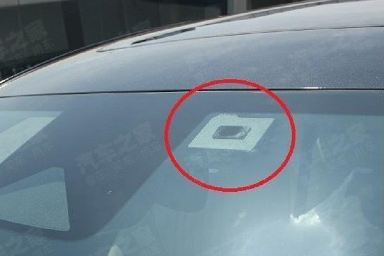 Tương tự nhiều mẫu ô tô điện khác, Toyota bZ3 cũng được trang bị vành la-zăng có thiết kế khí động lực học và tay nắm cửa nằm chìm vào thân xe nhằm giảm hệ số lực cản không khí. Để không ảnh hưởng đến phạm vi di chuyển, thiết kế khí động lực học vốn rất quan trọng với ôtô điện. Vành la-zăng của mẫu xe này sẽ có đường kính dao động từ 16 - 18 inch.