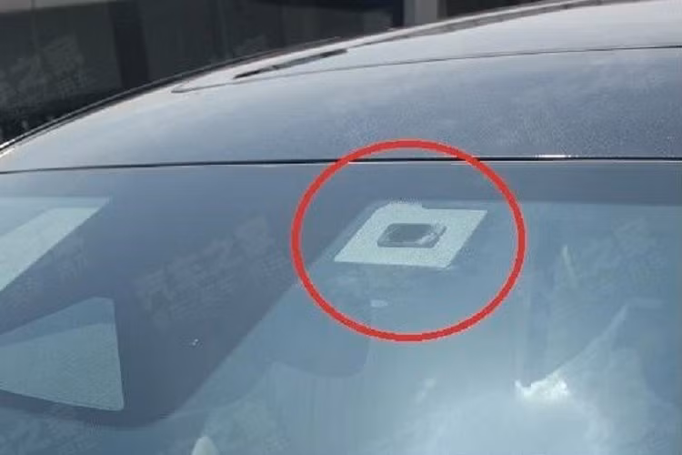 Tương tự nhiều mẫu ô tô điện khác, Toyota bZ3 cũng được trang bị vành la-zăng có thiết kế khí động lực học và tay nắm cửa nằm chìm vào thân xe nhằm giảm hệ số lực cản không khí. Để không ảnh hưởng đến phạm vi di chuyển, thiết kế khí động lực học vốn rất quan trọng với ôtô điện. Vành la-zăng của mẫu xe này sẽ có đường kính dao động từ 16 - 18 inch.