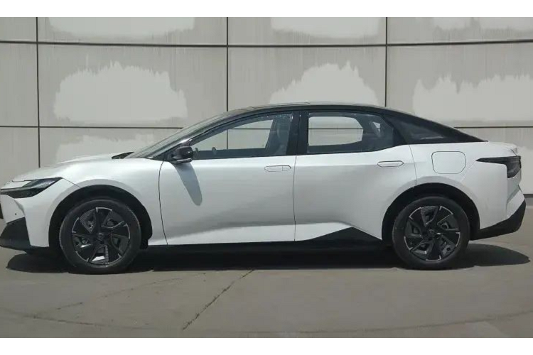 Ban đầu, khi chạy thử trên đường phố Trung Quốc, mẫu xe này được cho là mang tên Toyota bZ5. Tuy nhiên, đến nay, qua thông tin được đăng lên trang web của Bộ Công nghiệp và Công nghệ Thông tin Trung Quốc, tên gọi chính thức của mẫu xe này lại là sedan điện Toyota bZ3.