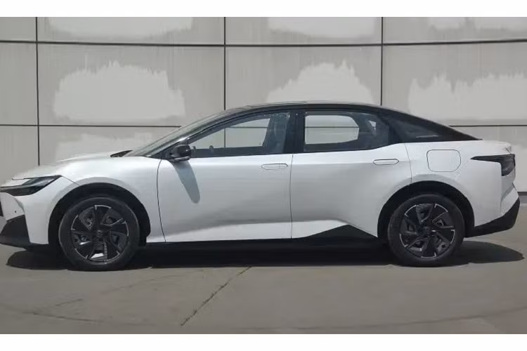 Ban đầu, khi chạy thử trên đường phố Trung Quốc, mẫu xe này được cho là mang tên Toyota bZ5. Tuy nhiên, đến nay, qua thông tin được đăng lên trang web của Bộ Công nghiệp và Công nghệ Thông tin Trung Quốc, tên gọi chính thức của mẫu xe này lại là sedan điện Toyota bZ3.