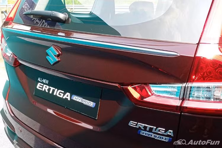 Bên trong cabin, Suzuki Ertiga Hybrid trang bị ghế nỉ, màn hình giải trí kích thước 8 inch, 4 loa, cửa gió điều hòa hàng ghế sau và vô lăng trợ lực điện. Trên bản cao cấp, mẫu MPV của Suzuki được bổ sung các chi tiết giả sợi carbon, chìa khoá thông minh và vô-lăng bọc da.