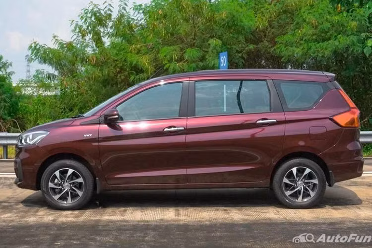 Suzuki Ertiga hybrid có kích thước chiều dài x chiều rộng x chiều cao lần lượt là 4.395 x 1.735 x 1.690 (mm), chiều dài cơ sở 2.740 mm và khoảng sáng gầm đạt 180 mm. Xe được trang bị bộ mâm kích thước 15 inch, phanh đĩa phía trước và phanh tang trống phía sau.