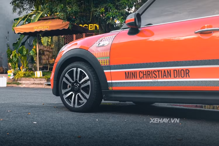 Tiếp theo, phần hông xe và nắp ca-pô được bổ sung tem sọc và chữ ký Dior. Chiếc Mini Cooper S còn có bộ mâm 6 cánh sơn kiểu 2 tông, giúp nhấn mạnh thêm sự độc đáo của chiếc xe sang cỡ nhỏ.