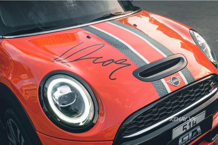 Cụ thể, chiếc Mini Cooper S đã được cá nhân hóa theo phong cách Dior bằng cách dán decal độc đáo. Màu sơn cam nguyên bản của chiếc Mini Cooper S độ Dior vẫn được giữ nguyên, nhưng đẹp mắt và cá tính hơn.