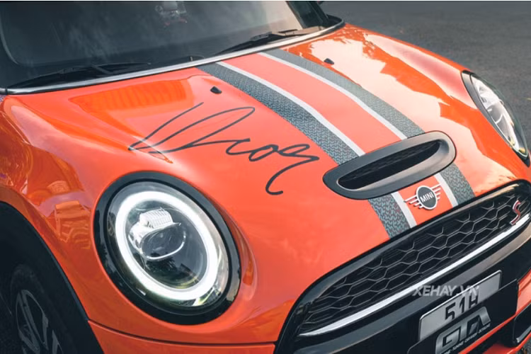 Cụ thể, chiếc Mini Cooper S đã được cá nhân hóa theo phong cách Dior bằng cách dán decal độc đáo. Màu sơn cam nguyên bản của chiếc Mini Cooper S độ Dior vẫn được giữ nguyên, nhưng đẹp mắt và cá tính hơn.