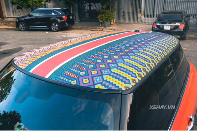 Những họa tiết trang trí trên xe đều lấy cảm hứng từ thương hiệu Dior, nổi bật bật nhất là phần nóc xe với họa tiết 2 màu đối lập trông rất lạ mắt, giúp chiếc xe trở nên cổ điển và đặc biệt hơn.