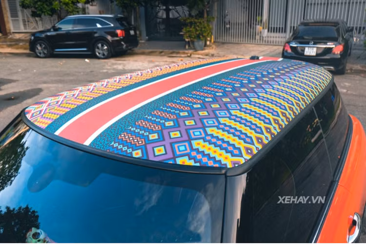 Những họa tiết trang trí trên xe đều lấy cảm hứng từ thương hiệu Dior, nổi bật bật nhất là phần nóc xe với họa tiết 2 màu đối lập trông rất lạ mắt, giúp chiếc xe trở nên cổ điển và đặc biệt hơn.