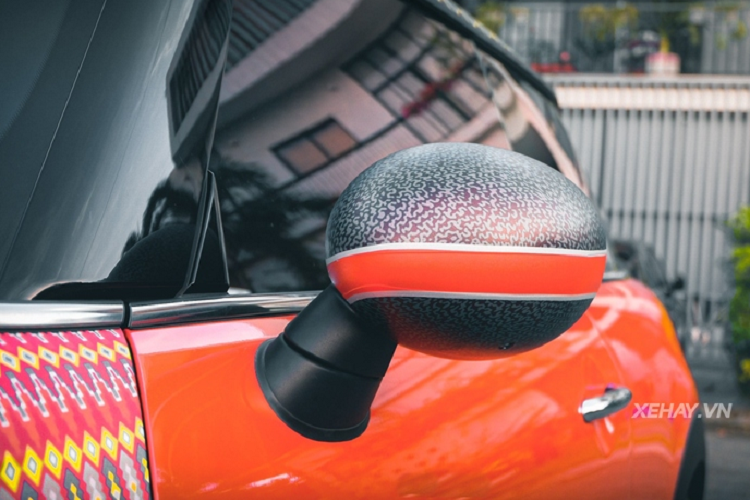 Bộ cánh đặc biệt được thiết kế và thi công bởi một garage chuyên thiết kế decal cá nhân hóa tại Sài Gòn. Với diện mạo này chắc chắn chiếc xe sẽ trở thành tâm điểm thu hút mọi ánh nhìn khi chạy trên đường phố.