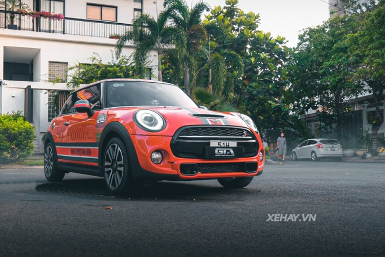 Tại Việt Nam, số lượng của Mini Cooper S sang chảnh nhiều không đếm nổi, xe có giá bán chính hãng từ 1,899 tỷ đồng. Chính vì vậy, để tránh bị đụng hàng, chủ nhân của chiếc Cooper S mui trần trong bài đã quyết định làm mới ngoại thất xe.