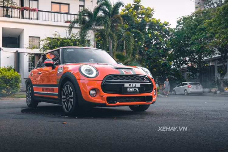 Tại Việt Nam, số lượng của Mini Cooper S sang chảnh nhiều không đếm nổi, xe có giá bán chính hãng từ 1,899 tỷ đồng. Chính vì vậy, để tránh bị đụng hàng, chủ nhân của chiếc Cooper S mui trần trong bài đã quyết định làm mới ngoại thất xe.