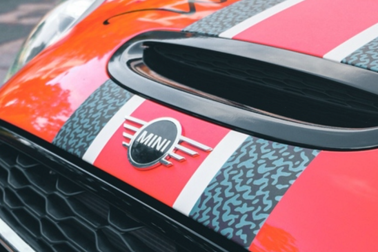 Đi kèm là hộp số tự động 6 cấp, Cooper S Convertible chỉ cần 6,8 giây để tăng tốc từ 0-97 km/h, trước khi đạt vận tốc tối đa 230 km/h.