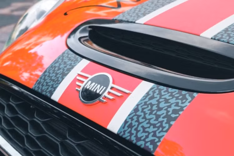 Đi kèm là hộp số tự động 6 cấp, Cooper S Convertible chỉ cần 6,8 giây để tăng tốc từ 0-97 km/h, trước khi đạt vận tốc tối đa 230 km/h.