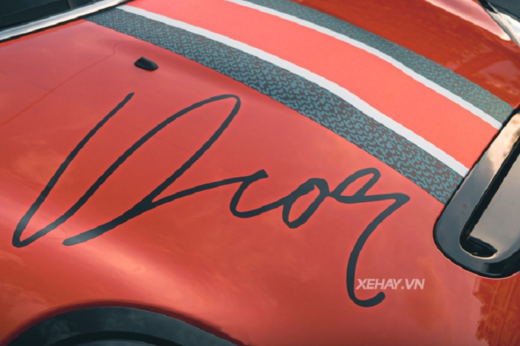 Chiếc Mini Cooper S Convertible tại Việt Nam này sử dụng khối động cơ xăng 2.0L 4 xy-lanh phun nhiên liệu trực tiếp sản sinh 192 mã lực và mô-men xoắn cực đại 280 Nm.