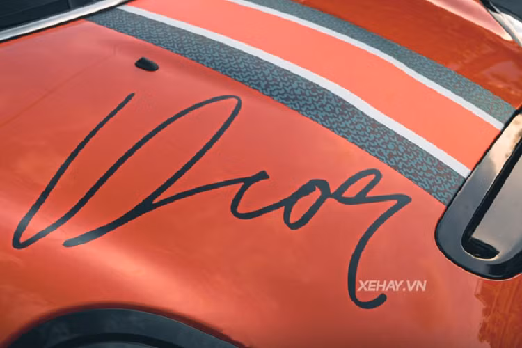 Chiếc Mini Cooper S Convertible tại Việt Nam này sử dụng khối động cơ xăng 2.0L 4 xy-lanh phun nhiên liệu trực tiếp sản sinh 192 mã lực và mô-men xoắn cực đại 280 Nm.