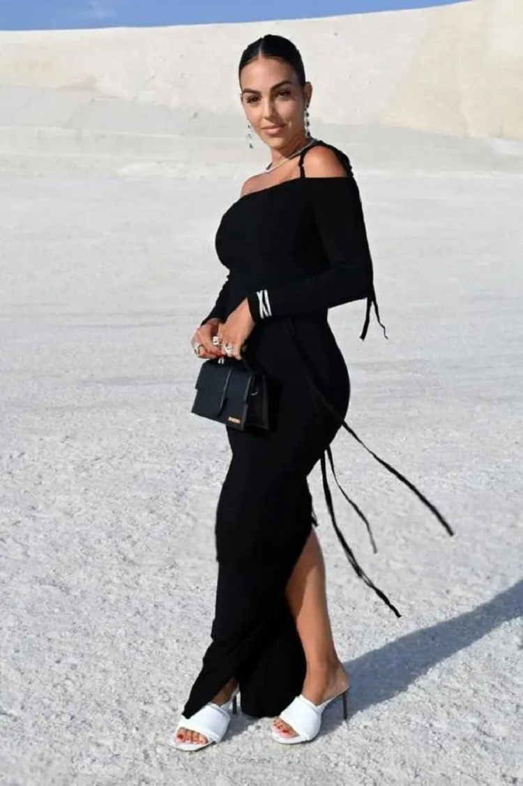 Ban gai CR7 lo dien sau 2 thang con trai qua doi, voc dang lam ro nghi van 'dao keo'