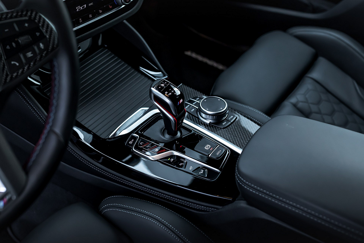 Xe cũng có thêm tùy chọn mâm xe khác với kích thước 21 × 9 phía trước và 21 × 10,5 phía sau với lốp 265/35 và 305/30.