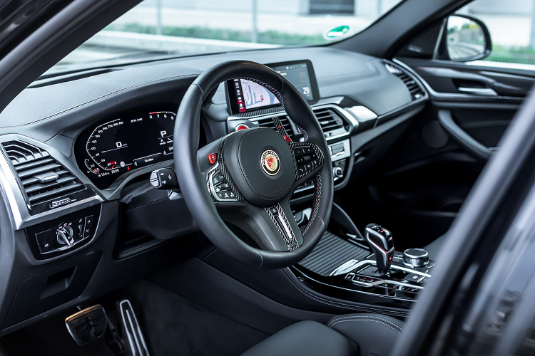 Nhiều nâng cấp hiệu suất khác cũng đã được trang bị như các lò xo hạ thấp H&amp;R giúp giảm chiều cao của xe đi 30 mm. Gói nâng cấp cũng có thể thay thế hệ thống phanh nguyên bản bằng những chi tiết hiện đại hơn nếu khách hàng có yêu cầu.