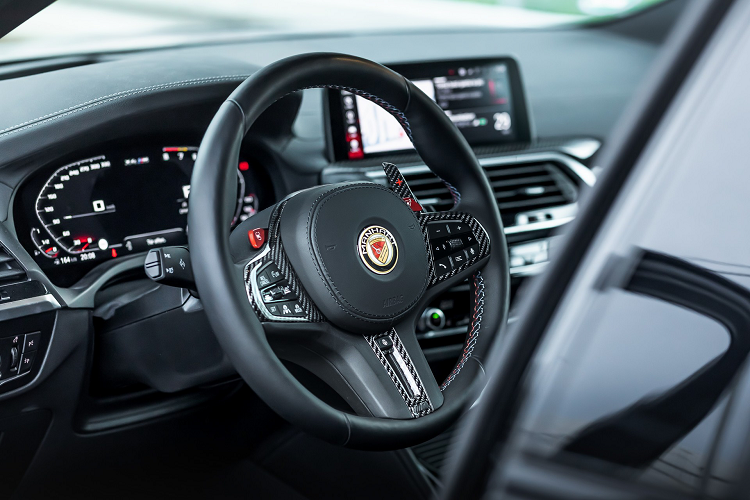 Xe được trang bị bộ mâm xe có kích thước lớn cụ thể là 22 × 9 phía trước và 22 × 10 phía sau. Bộ mâm đa chấu có thiết kế bắt mắt này đến từ hãng độ Alpina và được trang bị bộ lốp hiệu suất cao có kích thước cụ thể là 255/35 phía trước và 295/30 phía sau.