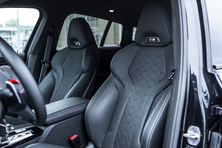 Hoàn thiện những thay đổi bên ngoài là bộ 8 chi tiết được làm bằng sợi carbon bao gồm bộ chia phía trước, phần mở rộng bên thân xe, nắp ốp gương, bộ khuếch tán phía sau và tấm che cửa hút gió phía trước.