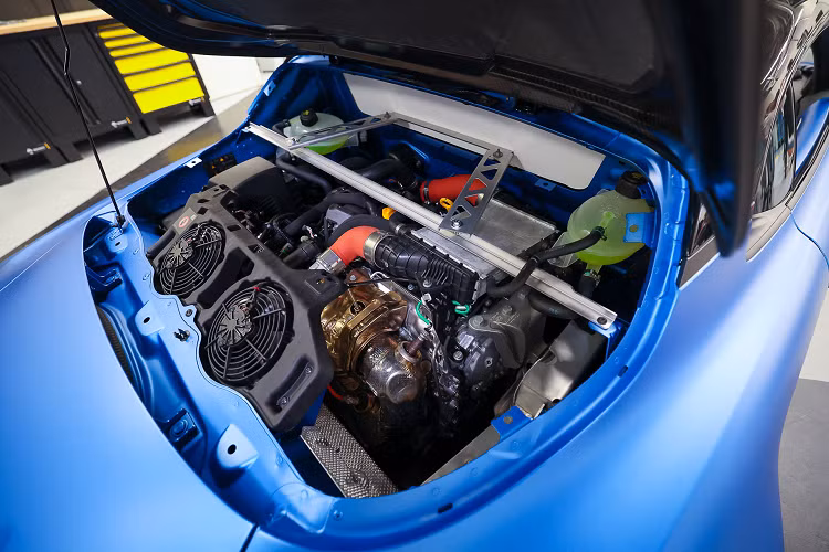 Alpine đã loại bỏ một số lớp cách âm và thay thế vách ngăn kính ngăn cách khoang lái với khoang động cơ bằng một tấm ngăn bằng nhôm, từ đây đem tới âm thanh động cơ ấn tượng hơn cho xe.