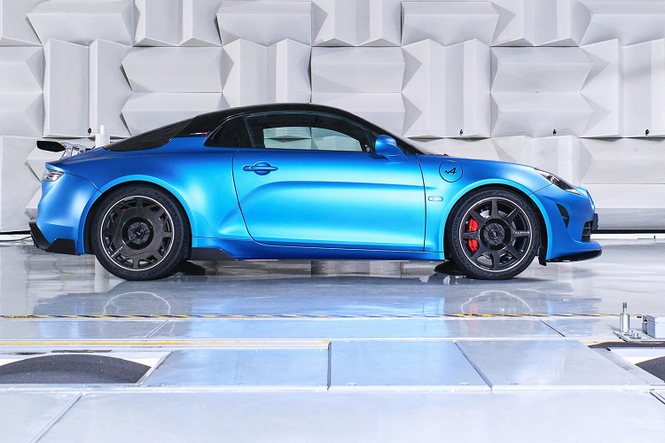 Ghế Sabelt được làm từ carbon và được trang bị dây đai sáu điểm giúp cắt giảm thêm khoảng 5 kg. Một số chi tiết bổ sung carbon được thiết kế đặc biệt để cải thiện lực ép ở tốc độ cao bao gồm một bộ khuếch tán rộng hơn có các cánh tản nhiệt lớn hơn, kết hợp các cánh nhỏ dọc để giảm nhiễu động khí động học.