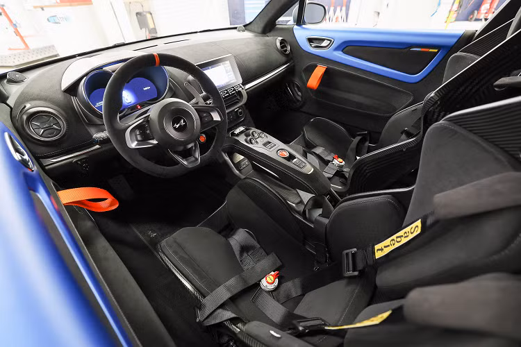 Các cánh gió bên bằng carbon giúp mở rộng chiều rộng của sàn xe trong khi cánh gió bằng carbon với giá gắn kiểu cổ thiên nga tăng thêm 29 kg lực ép xuống và lỗ thông hơi ở phía trước đóng góp thêm 14 kg lực ép ở tốc độ tối đa của A110 R.