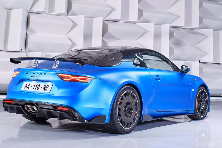 A110 S có trọng lượng được công bố là 1116 kg nhưng phiên bản A110 R chỉ còn nặng 1082 kg, giảm khoảng 34 kg so với phiên bản thông thường. Mẫu xe thể thao Alpine A110 R được trang bị loạt chi tiết cắt giảm trọng lượng như mui xe bằng carbon tiết kiệm 2,9 kg và một bộ mâm xe carbon đặc biệt có thiết kế mở hơn ở trục trước để hỗ trợ làm mát và thiết kế giống như đĩa ở phía sau để cắt giảm lực cản, tiết kiệm 12,5 kg.