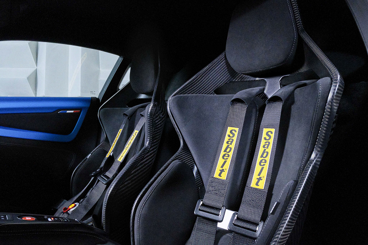 Mẫu xe có khả năng đạt tốc độ tối đa lên tới 285 km/h, tăng từ mức 275 km/h của A110 S dùng chung động cơ và công suất. Xe được trang bị khối động cơ tăng áp 1,8 lít tạo ra mức công suất 297 mã lực và mô-men xoắn 340 Nm như ở A110 S và dẫn động bánh sau mặc dù cùng hộp số ly hợp kép bảy cấp, R nhẹ hơn có thể đạt vận tốc 100 km/h trong 3,9 thay vì 4,2 giây.