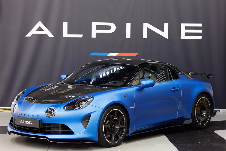 Các bộ giảm chấn mới có thể được điều chỉnh bằng tay thông qua 20 cài đặt khác nhau, đồng thời có đĩa phanh composite và lốp Michelin Pilot Sport Cup 2 ở mỗi góc. Mức giá xe Alpine A110 R 2023 hiện chua được công bố chính thức.
