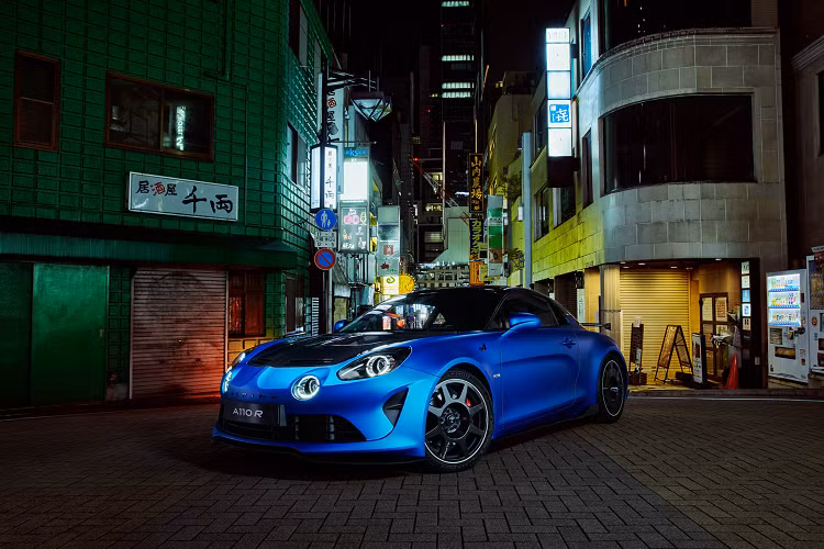 Phiên bản A110 R thấp hơn 10 mm so với S, thanh chống lật lần lượt cứng hơn 10% và 25% ở phía trước và phía sau, và lò xo cứng hơn 10% ở cả hai đầu.