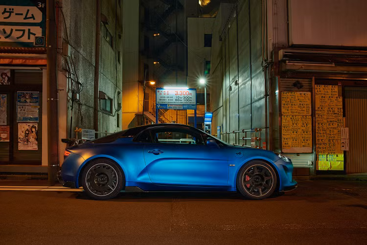 Phần lớn lợi thế về khả năng vận hành trên đường đua của A110 R so với A110 S không phải đến từ các lợi thế về trọng lượng và khí động học, mà là từ những gì Alpine đã điều chỉnh trong bánh xe.