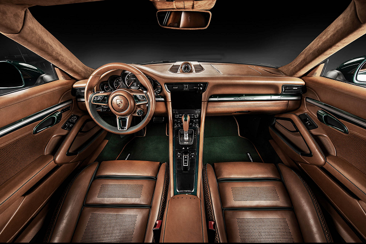 Tất cả các chi tiết như ghế ngồi, bảng điều khiển và bảng điều khiển trung tâm đều được bọc da màu nâu, điểm xuyết bằng một số chi tiết da màu xanh lá cây sẫm gợi liên tưởng đến ngoại thất của xe.