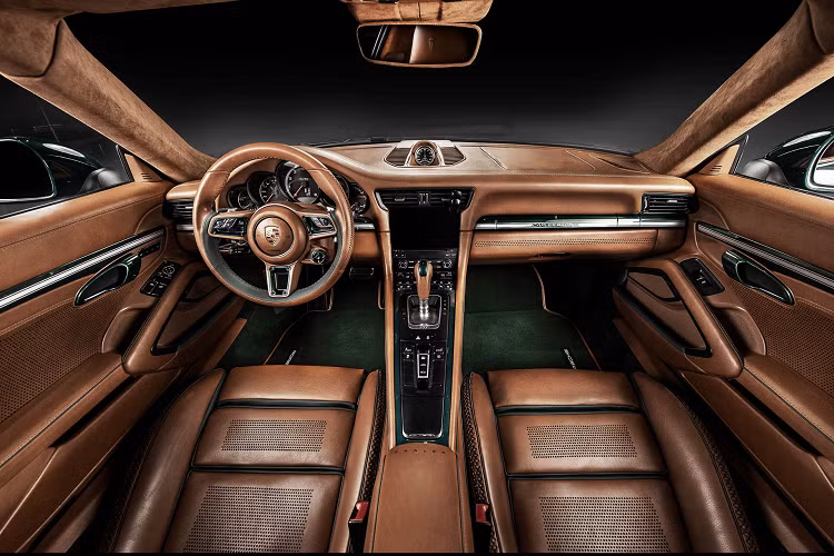 Tất cả các chi tiết như ghế ngồi, bảng điều khiển và bảng điều khiển trung tâm đều được bọc da màu nâu, điểm xuyết bằng một số chi tiết da màu xanh lá cây sẫm gợi liên tưởng đến ngoại thất của xe.