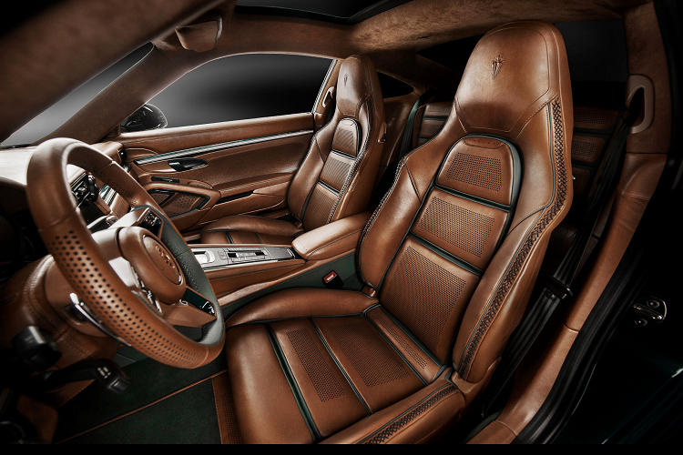 Tất cả các bộ phận nội thất bằng nhựa đã được sơn màu xanh lá cây, trong khi tấm trần xe được phủ Alcantara.