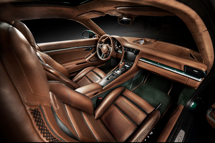 Ghế ngồi được đục lỗ có biểu tượng Carlex Design trên tựa đầu và đường chỉ khâu mang phong cách hoài cổ, vô lăng bọc da được bọc hai tông màu và các chi tiết chèn màu xanh lá cây, bạc được thêm vào bảng điều khiển và phần bụng cửa.