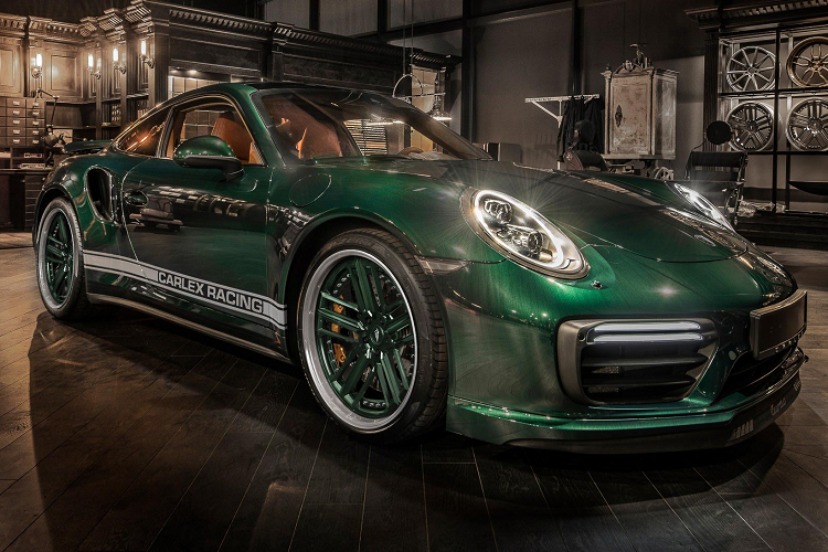 Điểm nổi bật khác là bộ la-zăng hợp kim ba mảnh được sơn màu xanh ngọc lục bảo phù hợp với vành xe màu bạc và bộ cùm phanh bằng đồng. Tuy nhiên, một trong những chi tiết độc đáo nhất trên xe chính là khoang nội thất được bọc lại hoàn toàn với vật liệu da cao cấp màu nâu nhạt.