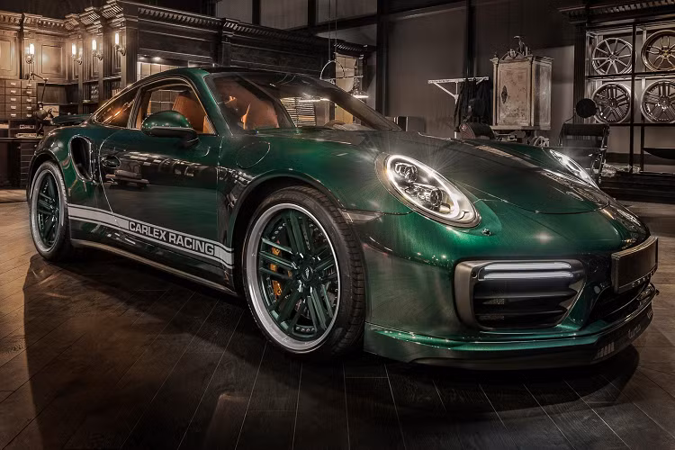 Điểm nổi bật khác là bộ la-zăng hợp kim ba mảnh được sơn màu xanh ngọc lục bảo phù hợp với vành xe màu bạc và bộ cùm phanh bằng đồng. Tuy nhiên, một trong những chi tiết độc đáo nhất trên xe chính là khoang nội thất được bọc lại hoàn toàn với vật liệu da cao cấp màu nâu nhạt.