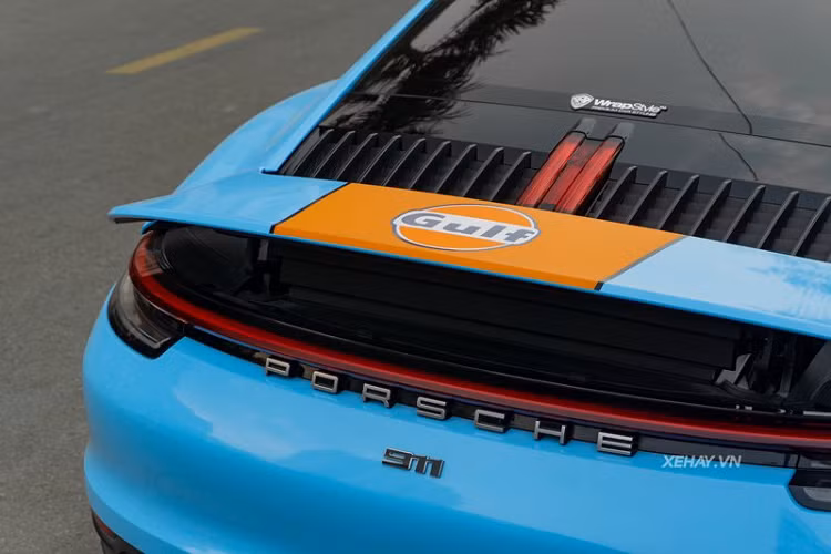 Hai bên hông của cản trước có thêm dòng chữ Firelli giúp xe bớt đơn điệu, trong khi sườn xe có thêm sự xuất hiện của logo Gulf Oil - giống trên chiếc 918 Spyder đặc biệt. Logo này cũng được tìm thấy ở cánh gió đuôi của chiếc 911 Carrera.