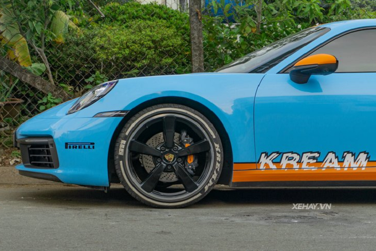 Hai bên cửa xe còn có dòng chữ "KREAM" – thương hiệu thời trang riêng của chồng Joyce Phạm. Viền lốp in trang trí hai chữ "911" và "KREAM" giúp tăng độ nhận diện cho xe. .