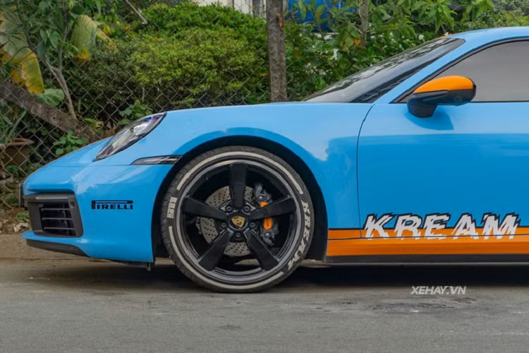 Hai bên cửa xe còn có dòng chữ "KREAM" – thương hiệu thời trang riêng của chồng Joyce Phạm. Viền lốp in trang trí hai chữ "911" và "KREAM" giúp tăng độ nhận diện cho xe. .