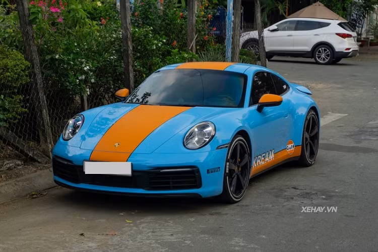 Gần đây nhất, chiếc Porsche 911 của con gái Minh Nhựa lại được đổi màu để có diện mạo mới mẻ hơn. Cảm hứng lần này đến từ bộ tem Gulf Livery trên chiếc Porsche 918 Spyder bản giới hạn (2 chiếc toàn thế giới).