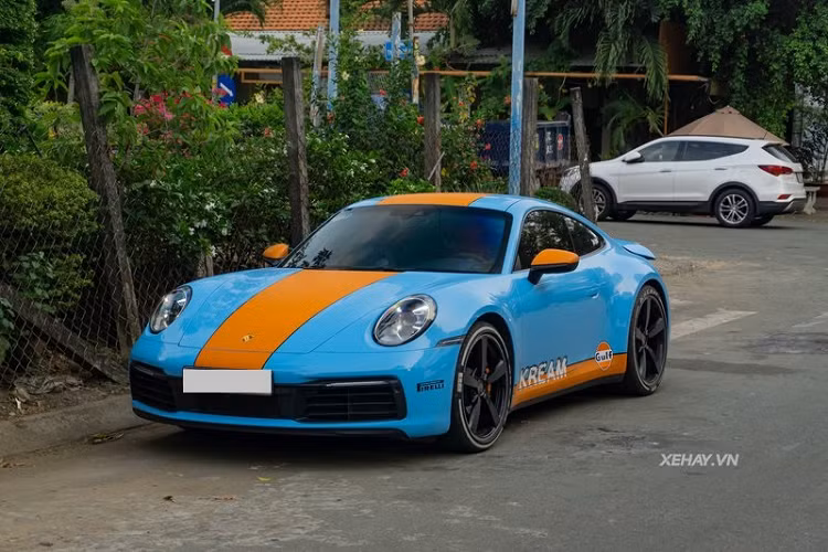 Tất cả các phiên bản Porsche 911 Carrera Coupe mới đều được trang bị động cơ tăng áp kép 3.0L 6 xi-lanh nhưng cho ra các mức công suất khác nhau, trong đó, bản tiêu chuẩn và Carrera 4 cho sức mạnh tối đa 385 mã lực cùng 450Nm mô-men xoắn, còn Carrera S và Carrera 4S mạnh tới 450 mã lực và 530Nm. Xe dùng hộp số tự động 8 cấp ly hợp kép.