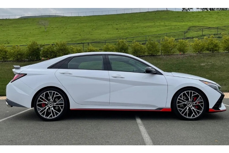 So với đời trước, dòng xe mới nhà Huyndai có nhiều thay đổi nhiều về thiết kế. Ở ngoại thất, mẫu xe sedan Elantra 2023 được thiết kế theo phong cách khỏe khoắn, thể thao và góc cạnh hơn với những đường vuốt cả ở phía trước lẫn sau tạo nên kiểu dáng coupe 4 cửa.