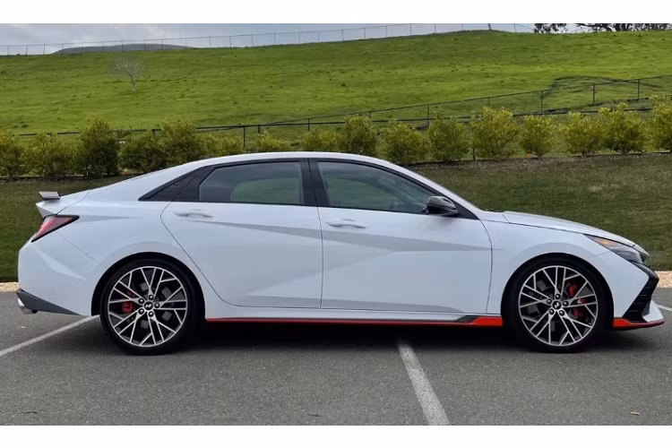 So với đời trước, dòng xe mới nhà Huyndai có nhiều thay đổi nhiều về thiết kế. Ở ngoại thất, mẫu xe sedan Elantra 2023 được thiết kế theo phong cách khỏe khoắn, thể thao và góc cạnh hơn với những đường vuốt cả ở phía trước lẫn sau tạo nên kiểu dáng coupe 4 cửa.