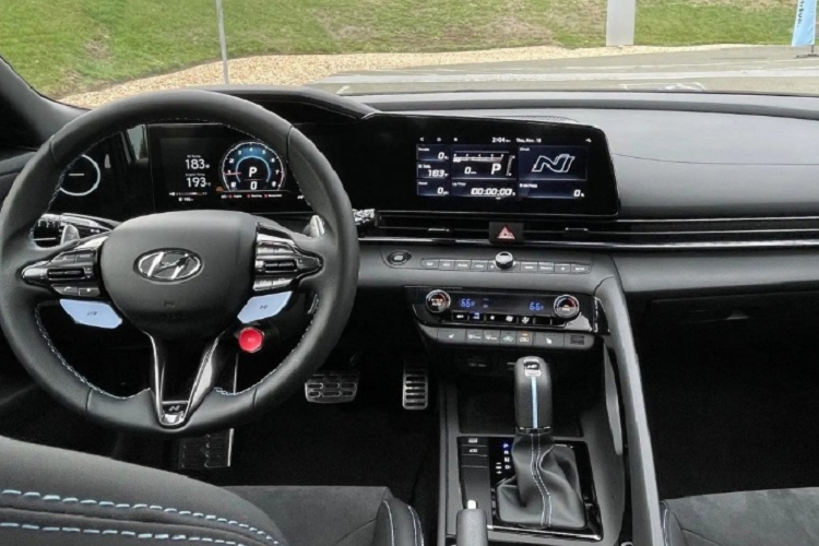 Về nội thất, không gian xe cũng được thiết kế nhìn sang trọng, hiện đại hơn. Ở bản tiêu chuẩn, cabin của xe sở hữu màn hình thông tin giải trí 8 inch hỗ trợ 2 kết nối Apple CarPlay và Android Auto. Các phiên bản cao cấp hơn thì được trang bị cặp màn 10,25 inch nối liền nhau trên taplo.