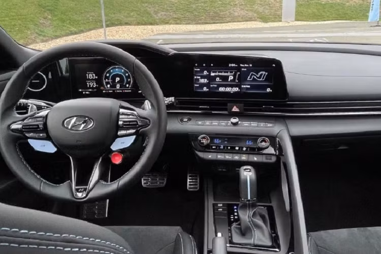 Về nội thất, không gian xe cũng được thiết kế nhìn sang trọng, hiện đại hơn. Ở bản tiêu chuẩn, cabin của xe sở hữu màn hình thông tin giải trí 8 inch hỗ trợ 2 kết nối Apple CarPlay và Android Auto. Các phiên bản cao cấp hơn thì được trang bị cặp màn 10,25 inch nối liền nhau trên taplo.