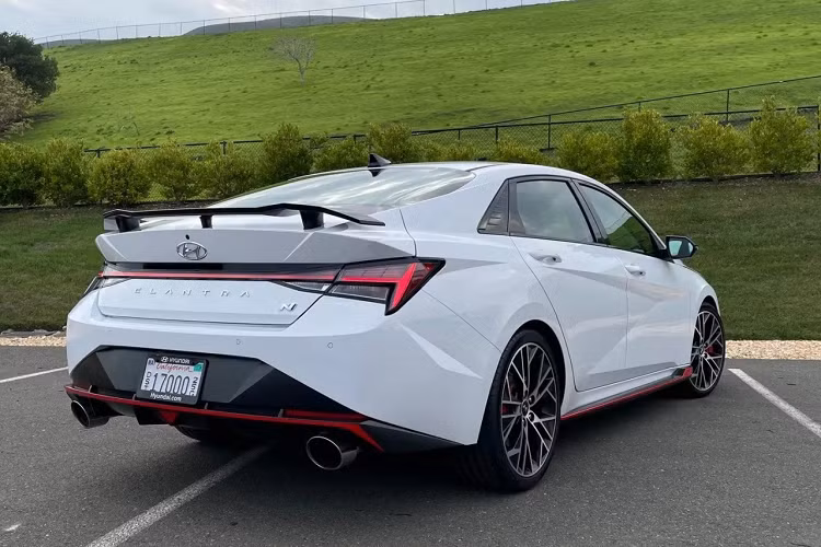 Nhiều khả năng xe sẽ xuất hiện với 4 tùy chọn động cơ, bao gồm: 1.6 tiêu chuẩn, 1.6 nâng cao, 2.0 đặc biệt và 1.6 Turbo. Tùy chọn 1.6 tiêu chuẩn sẽ sử dụng động cơ MPI cũ, trong khi các phiên bản còn lại sử dụng máy Smart Stream mới.