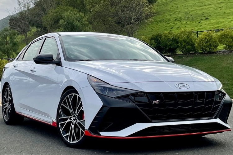 Kết thúc tháng Ngâu, sức mua ôtô bắt đầu hồi phục trở lại. Trong tháng này, sự xuất hiện của "gương mặt mới" nhà Hyundai hứa hẹn sẽ làm sôi động thị trường bốn bánh. Hyundai Elantra thế hệ mới sẽ không còn bản số sàn, thay vào đó là bản N-Line hiệu năng cao.