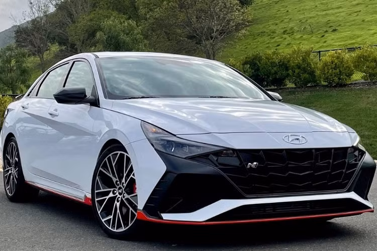 Kết thúc tháng Ngâu, sức mua ôtô bắt đầu hồi phục trở lại. Trong tháng này, sự xuất hiện của "gương mặt mới" nhà Hyundai hứa hẹn sẽ làm sôi động thị trường bốn bánh. Hyundai Elantra thế hệ mới sẽ không còn bản số sàn, thay vào đó là bản N-Line hiệu năng cao.