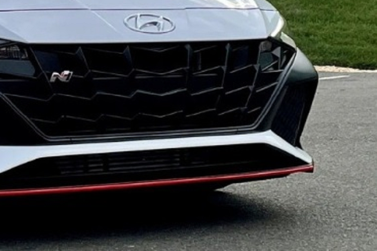 Hiện tại, một số đại lý Hyundai cũng đã bắt đầu nhận đặt cọc Elantra thế hệ mới. Tuy nhiên, đại lý chưa chốt thời gian giao xe, giá xe Hyundai Elantra 2023 cũng như trang bị theo phiên bản, mà chỉ hứa hẹn ưu tiên giao sớm.